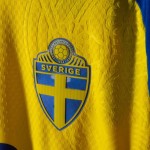 Bambino Maglia Svezia 2026 Home Autentica Coppa del Mondo GYÖKERES #17 Bambino Maglia Svezia 2026 Home Autentica Coppa del Mondo GYÖKERES #17