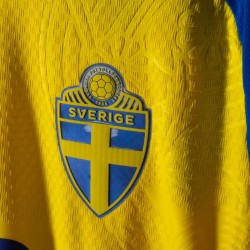 Uomo Maglia Svezia 2026 Home Autentica Coppa del Mondo GYÖKERES #17