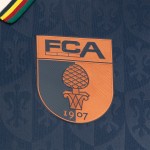 Bambino FC Augsburg 2025/26 Maglia Manica Lunga Speciale Blu Scuro Bambino FC Augsburg 2025/26 Maglia Manica Lunga Speciale Blu Scuro