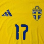 Bambino Maglia Svezia 2026 Home Autentica Coppa del Mondo GYÖKERES #17 Bambino Maglia Svezia 2026 Home Autentica Coppa del Mondo GYÖKERES #17