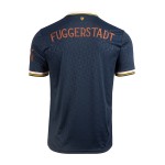 Uomo FC Augsburg 2025/26 Maglia Speciale Blu Scuro Uomo FC Augsburg 2025/26 Maglia Speciale Blu Scuro