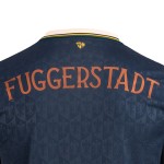Bambino FC Augsburg 2025/26 Maglia Manica Lunga Speciale Blu Scuro Bambino FC Augsburg 2025/26 Maglia Manica Lunga Speciale Blu Scuro