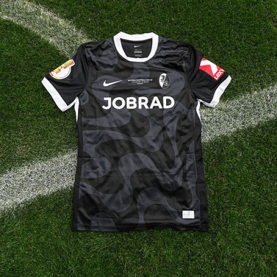 Maglia da trasferta SC Freiburg 2025/26 Coppa DFB Semifinale – Bambino Maglia da trasferta SC Freiburg 2025/26 Coppa DFB Semifinale – Bambino