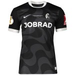 Maglia da trasferta SC Freiburg 2025/26 Coppa DFB Semifinale – Bambino Maglia da trasferta SC Freiburg 2025/26 Coppa DFB Semifinale – Bambino