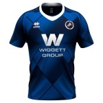 Maglia Pre Partita Casalinga Uomo Millwall 2024/25 Maglia Pre Partita Casalinga Uomo Millwall 2024/25
